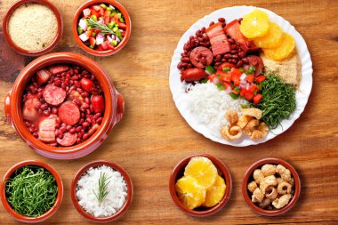 Brezilya feijoada 'sı, Brezilya mutfağından geleneksel yemek, beyaz tabakta, kırsal ahşap masa üzerinde. en üstteki görünüm