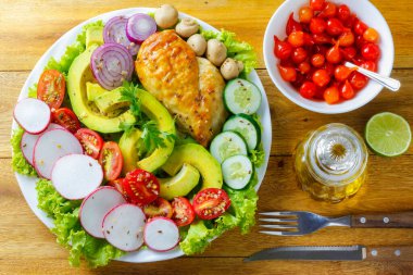 Taze çiğ sebze salatası domates, avokado, tavuk, mantar, soğan, turp ve karnabahar. Sağlıklı ve detoks gıda konsepti. Ketogenik diyet. Yeşil salata. Üst görünüm