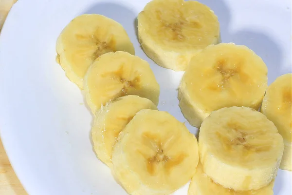 Cerrar Rebanadas Plátano Plato Blanco Sobre Fondo Madera Snack Natural — Foto de Stock