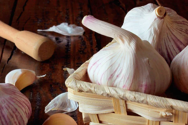 Kırsal Ahşap Mutfak Masasında Izole Edilmiş Organik Sarımsak Ampulü Ekinler — Stok fotoğraf