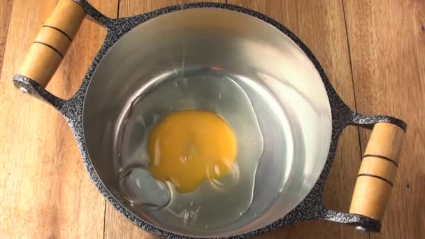 익지않는 계란은 알루미늄 추가했습니다 — 비디오