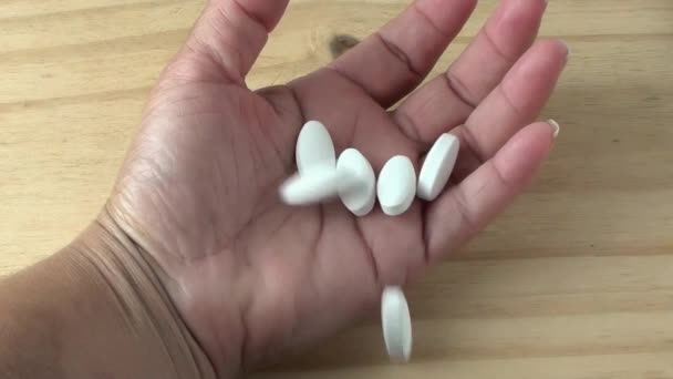 Белые Лекарства Добавки Таблетки Брошены Ладонь Вид Сверху — стоковое видео