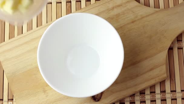Porção Cubos Queijo Mussarela Colocados Taça Cerâmica Branca Tábua Corte — Vídeo de Stock