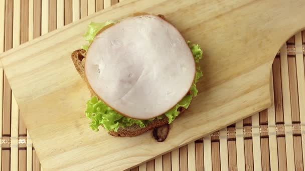 Здоровый Домашний Сэндвич Цельного Зернового Хлеба Салата Моцареллы Куриной Грудки — стоковое видео