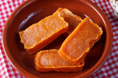 Hindistan cevizli balkabağı reçeli seramik kasede. Brezilya kır festivallerinden geleneksel bir tatlı. Üst görünüm