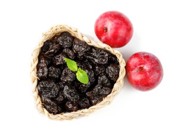 Sepette kurumuş erik beyaz arka planda izole edilmiş. Susuz kalmış meyveler.