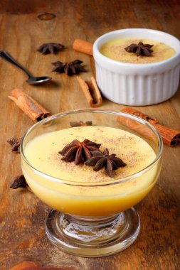 Curau, mısır tatlısı kreması ve Brezilya mutfağının tipik bir çeşidi, seramik kaseye konmuş ahşap masa. Kapat.