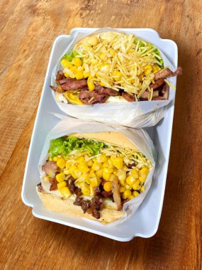 Pastırmalı, mısırlı, marullu, domatesli, yumurtalı ve saman patatesli Brezilya sandviçi. Üst görünüm