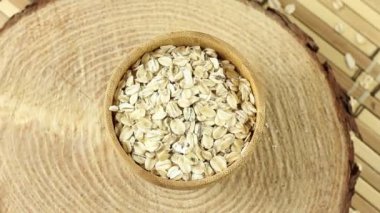 Ahşap kasede dönen bir porsiyon çiğ yulaf. Üst görünüm