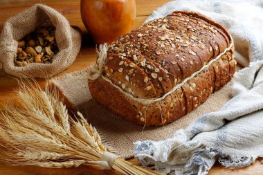 Tahta masaya dilimlenmiş tahıllı buğday ekmeği ya da çekirdekli integral ekmek. Üst görünüm