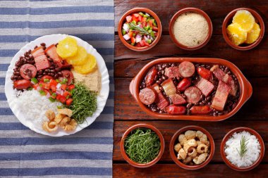Brezilya feijoada 'sı, Brezilya mutfağından geleneksel yemek, seramik güveç kasesi üzerinde, kırsal ahşap masa üzerinde. en üstteki görünüm