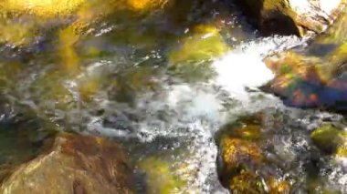 Dağlardan akan temiz nehir suları kayaların arasında küçük şelaleler oluşturuyor.