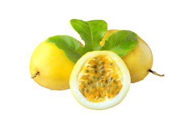 Yaprak ve tutku meyveli sarı çarkıfelek meyvesi beyaz arka planda yarı yarıya izole edilmiş. Kapat.