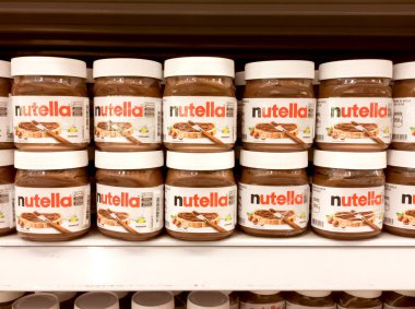 RIO DE JANEIRO, BRAZIL - HAZİRAN 03, 2025: Nutella, süpermarket raflarında sergilenen kakao ve sütle kaplanmış bir fındık markasıdır. Kapat.