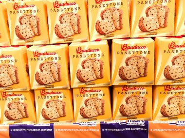RIO DE JANEIRO, BRAZIL - Panettone Bauducco, Brezilya 'lı Pandurata Alimentos Ltda şirketine ait kurutulmuş meyve ve çikolatalarla dolu bir Noel ekmeği türüdür. Kapat.