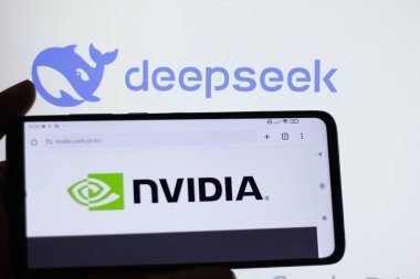 RIO DE JANEIRO, BRAZİL 30 HAZİRAN 2025 Nvidia Şirketi logosu. Arka planda DeepSeek Yapay Zeka Şirketi 'nin web sitesi var. Seçici odak.