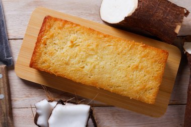 Geleneksel ev yapımı, ahşap bir masada hindistan cevizli kaju pastası. Üst görünüm