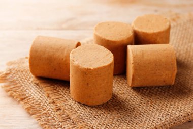 Brezilya fıstığı şekeri, geleneksel adıyla Pacoca veya Pacoquinha, tahta bir masanın üzerinde. Seçici Odaklanma