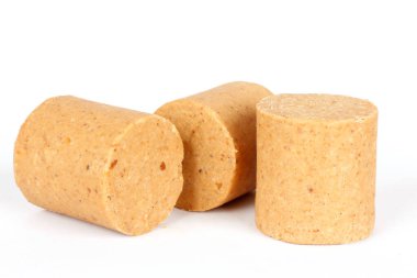 Brezilya fıstığı şekeri, geleneksel adıyla Pacoca veya Pacoquinha, beyaz arka planda izole edilmiş. Görüntüyü kapat.