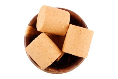 Brezilya fıstığı şekeri, geleneksel olarak Pacoca ya da Pacoquinha olarak bilinir, beyaz arka planda izole edilmiş kasede. Üst görünüm.