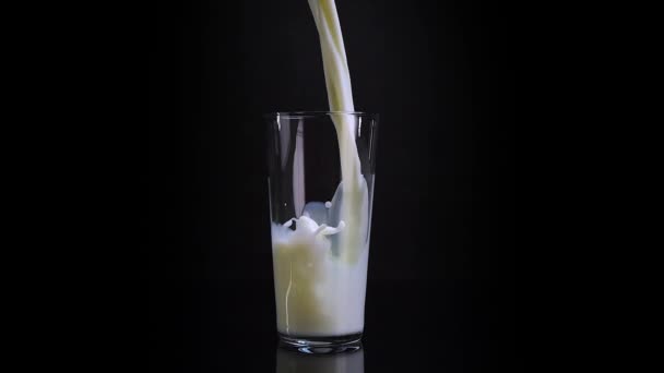 Γεμίζω Ένα Ποτήρι Φρέσκο Γάλα Μαύρο Φόντο Πηγή Ασβεστίου Για — Αρχείο Βίντεο