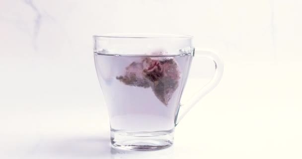 Pouring Hot Water Fruit Tea Bag Making Tea Transparent Cup — Video Stock