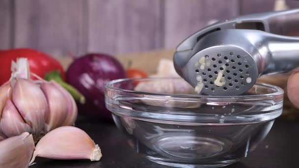 Darált Fokhagyma Üvegtálba Aprítóval Fokhagyma Préselés Fokozza Ízt Időt Takarít — Stock videók