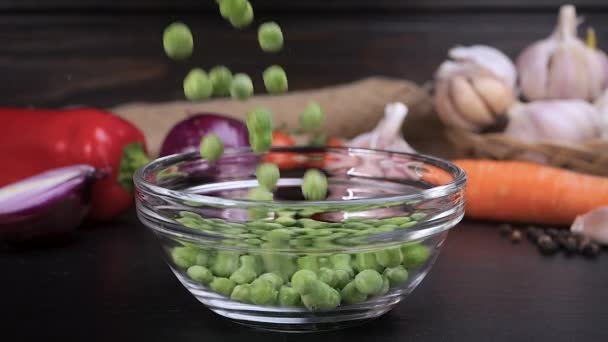 Κατεψυγμένα Μπιζέλια Που Πέφτουν Γυάλινο Μπολ Λαχανικά Στο Παρασκήνιο Μπιζέλια — Αρχείο Βίντεο