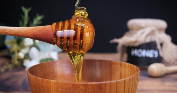 Honey Poured Spoon Wood Bowl Honey Contains Many Nutrients Antioxidants — Wideo stockowe