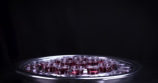 Скляні Чашки Підносі Наповнені Вином Символізують Кров Ісуса Христа Чорному — стокове відео