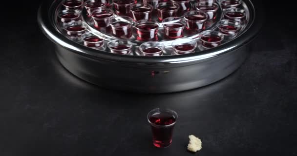 盘子里的圣杯盛满了酒 是耶稣基督的血在黑色背景上的象征 复活节逾越节和主食的概念 Dolly Shot — 图库视频影像