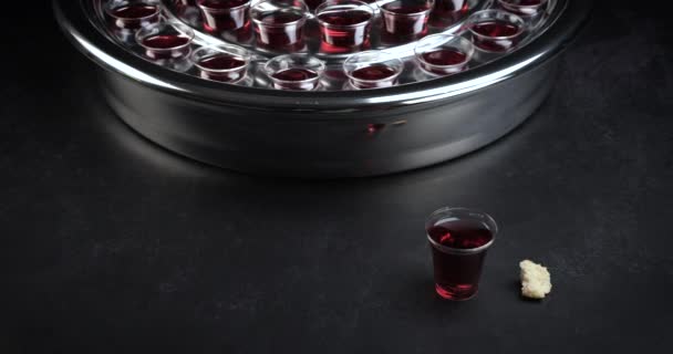 Copos Vidro Comunhão Bandeja Cheia Vinho Símbolo Sangue Jesus Cristo — Vídeo de Stock