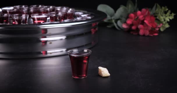 使用圣经上的圣餐概念 耶稣基督的血和身体的酒和面包符号 复活节逾越节和主食的概念 Dolly Shot — 图库视频影像