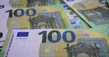 100 Euro 'luk banknotlar kapanıyor. 100 avro, avronun 2002 yılında piyasaya sürülmesinden bu yana kullanılan en yüksek değerdeki avro banknotlarından biri. Zenginlik, finans, iş, döviz kuru, yatırım, bankacılık konsepti. Dolly 4K çekti.