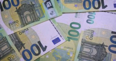 100 Euro 'luk banknotlar kapanıyor. 100 avro, avronun 2002 yılında piyasaya sürülmesinden bu yana kullanılan en yüksek değerdeki avro banknotlarından biri. Zenginlik, finans, iş, döviz kuru, yatırım, bankacılık konsepti. Dolly 4K çekti.