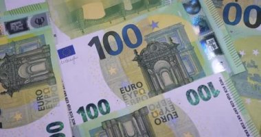 100 Euro 'luk banknotlar kapanıyor. 100 avro, avronun 2002 yılında piyasaya sürülmesinden bu yana kullanılan en yüksek değerdeki avro banknotlarından biri. Zenginlik, finans, iş, döviz kuru, yatırım, bankacılık konsepti. Dolly 4K çekti.