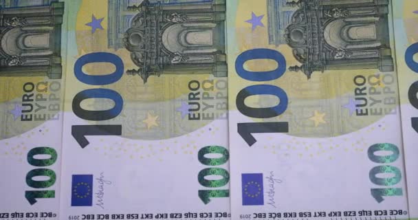100欧元钞票的特写 100欧元是自2002年采用欧元以来使用的价值较高的欧元钞票之一 货币兑换 银行概念 Dolly Shot — 图库视频影像