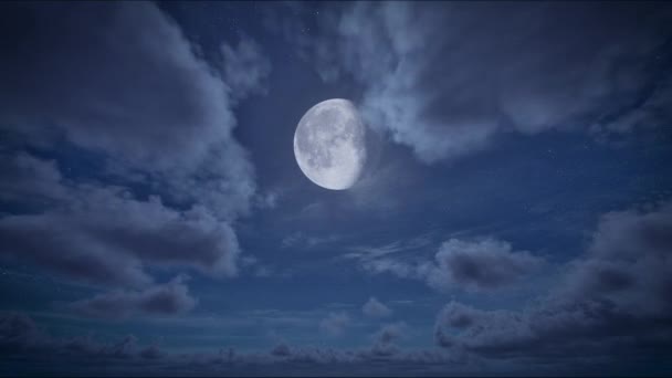 보름달이 움직이는 구름으로 하늘이 구름낀 하늘에 아름다운 — 비디오