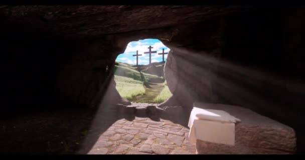 イエス キリストの復活石は墓から転がされ ライトが入って来る 墓の中から丘の上に三つの十字架 イースターのコンセプト — ストック動画