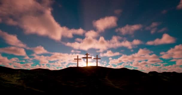 Три Креста Холме Облаками Движущимися Синему Звездному Небу Пасха Воскресение — стоковое видео