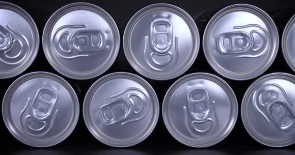 Getränkedosen Bereit Zum Trinken Auf Schwarzem Hintergrund Sommergetränk Durst Cola — Stockvideo