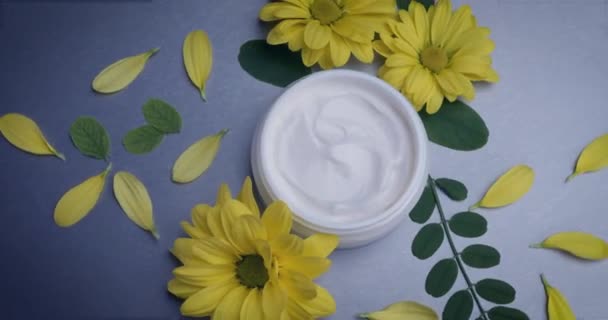 Face Body Cream Yellow Flowers Gray Spinning Background Natural Beauty — Stock Video