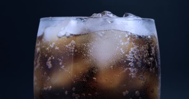 Copo Fresco Cola Com Gelo Bolhas Fizz Bebida Doce Fresca — Vídeo de Stock