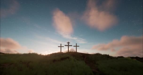 Три Хрести Зеленому Пагорбі Хмарами Рухаються Блакитному Зоряному Небі Сонце — стокове відео