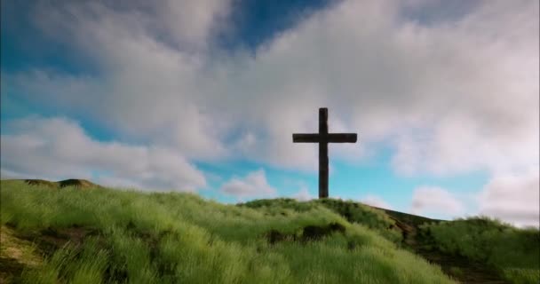 Ein Kreuz Auf Dem Grünen Hügel Mit Wolken Blauen Sternenhimmel — Stockvideo