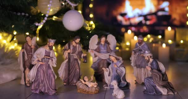 Jezus Christus Kerststal Sfeervolle Lichtjes Bij Kerstboom Voor Open Haard — Stockvideo
