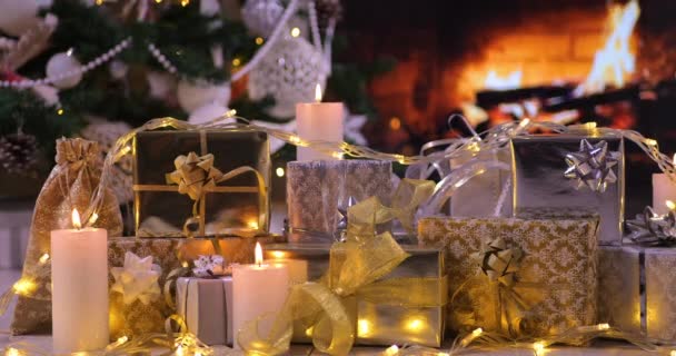 Подарки Елкой Перед Камином Огнями Горящими Свечами Рождественский Подарок Долли — стоковое видео