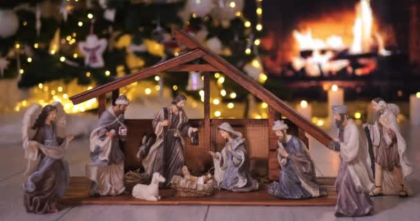 Szopka Bożonarodzeniowa Jezusa Chrystusa Świetle Atmosferycznym Pobliżu Choinki Przed Kominkiem — Wideo stockowe