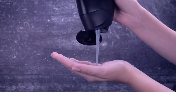 Чистящее Мытье Тела Черной Бутылке Вылилось Женскую Ладонь Кожа Чувствует — стоковое видео