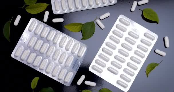 Láminas Píldora Blanca Girando Sobre Fondo Negro Drogas Píldoras Antibióticos — Vídeo de stock